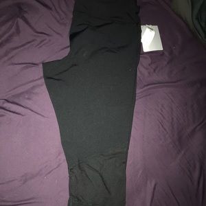 NWT Medium Gap Legging Capri with mesh panel